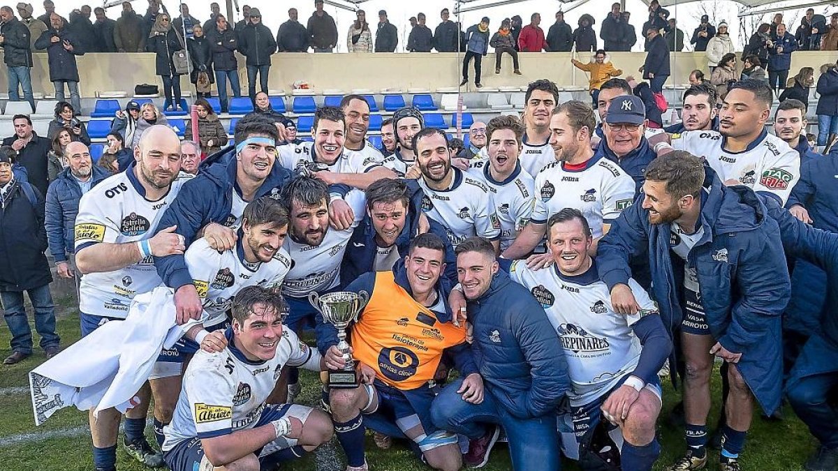 Los jugadores del Entrepinares celebran en el césped la conquista de su tercera Copa Ibérica.-PABLO REQUEJO