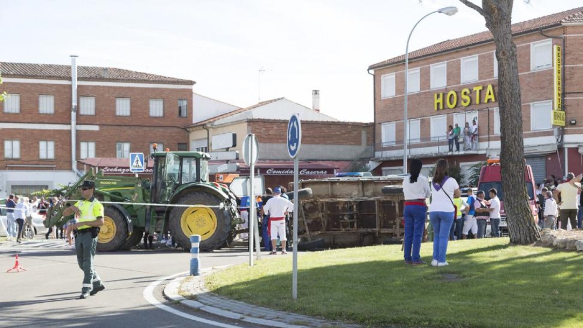 La carroza volcada en medio de la rotonda donde tuvo lugar el accidente.-PHOTOGENIC