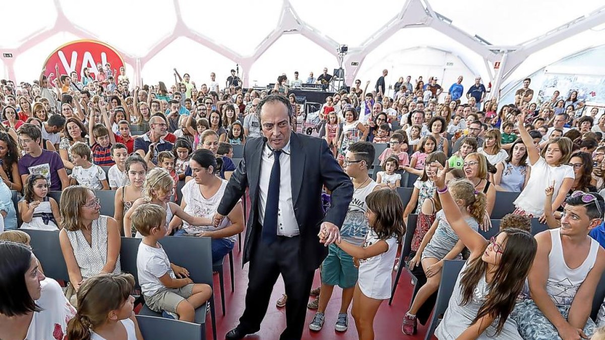 El mago Robert Sirgo saca dos voluntarios durante su espectáculo de magia en la Cúpula del Milenio.-J. M. LOSTAU