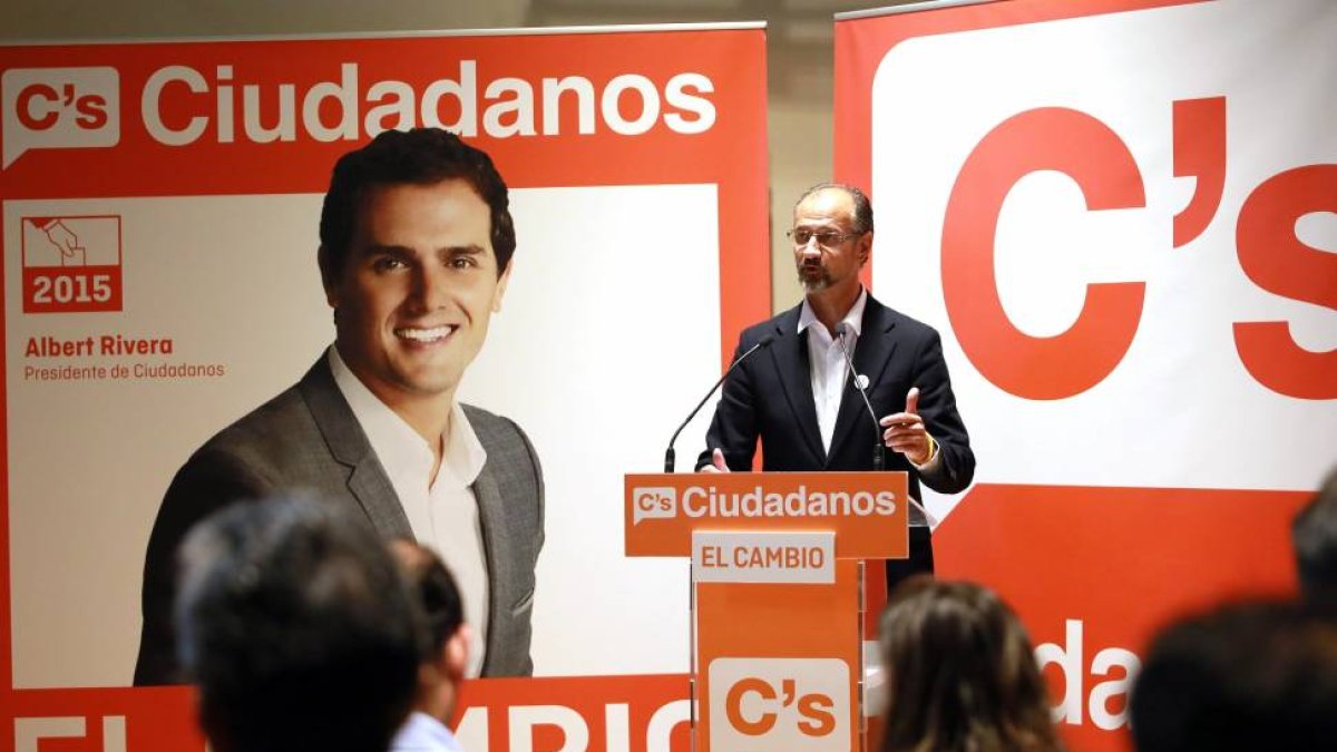 El candidato a la Presidencia de la Junta por Ciudadanos, Luis Fuentes, celebra el acto de cierre de campaña de su partido-Ical