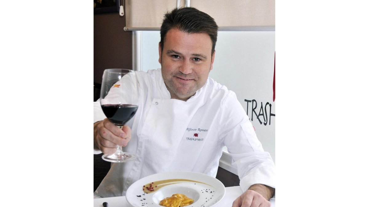 Alfonso Romero brinda ante unos raviolis de setas gratinados con oro y salsa de boletus.-V. GUISANDE