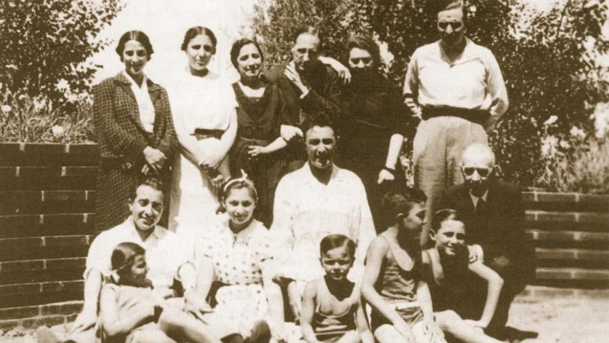 Foto familiar de Jorge Guillén en su primer retorno a España en agosto de 1949.-EL MUNDO