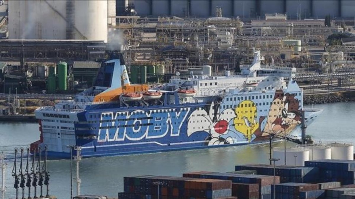 El crucero Moby Dada, uno de los barcos en los que se hospedan los agentes, en el puerto de Barcelona.-JULIO CARBÓ