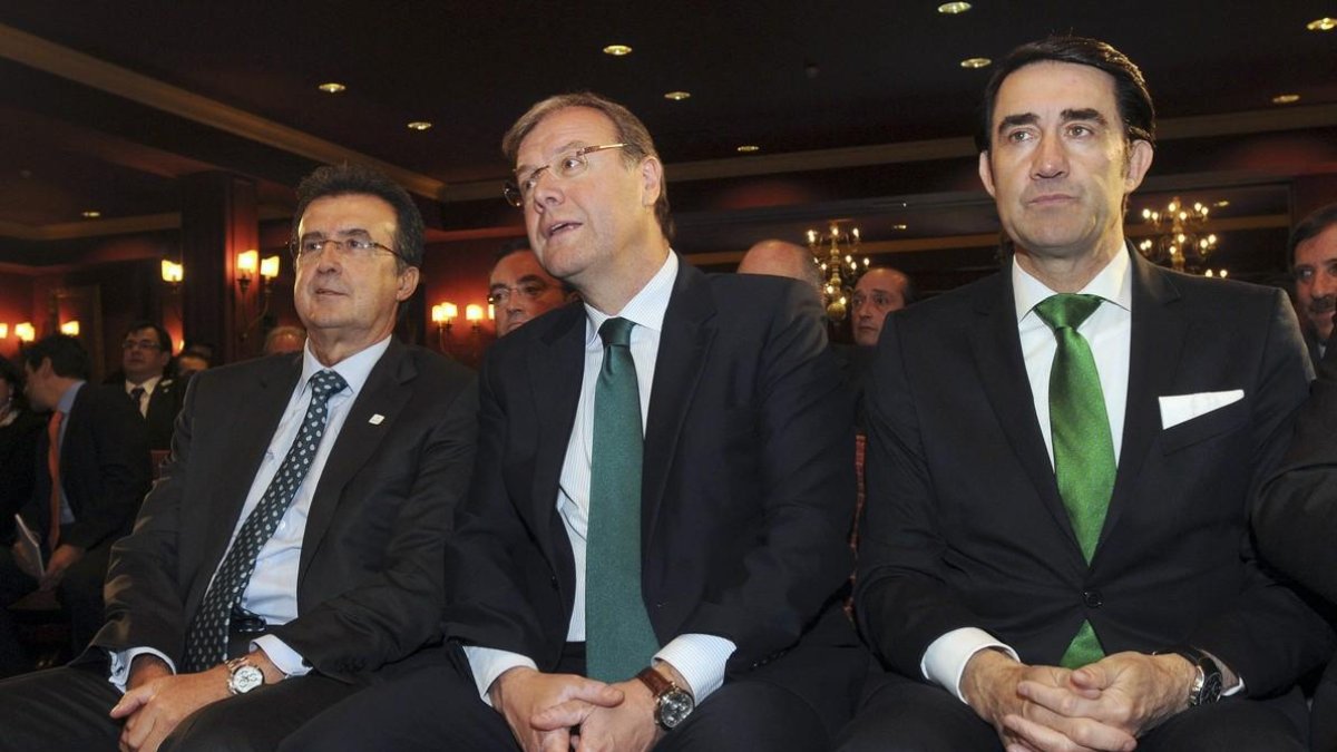El alcalde de León, Antonio Silván, en el centro, junto al empresario José Luis Ulibarri, a la izquierda.  /-J. CASARES (EFE)