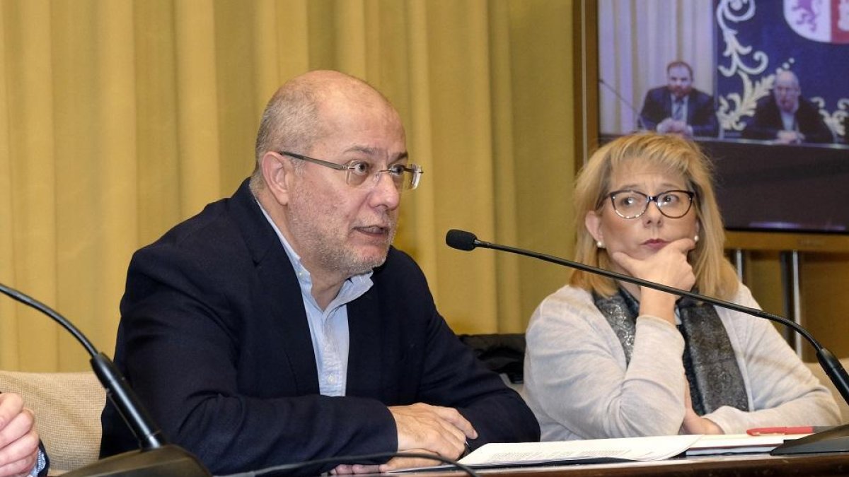El vicepresidente y portavoz, Francisco Igea, presenta a profesionales de cooperación al desarrollo detalles de esta línea de ayudas.-ICAL
