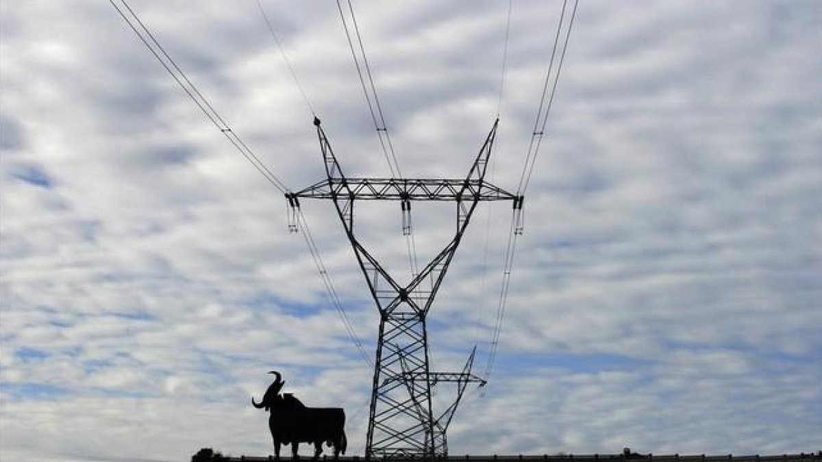 Líneas eléctricas cerca de Oviedo. /-REUTERS / ELOY ALONSO