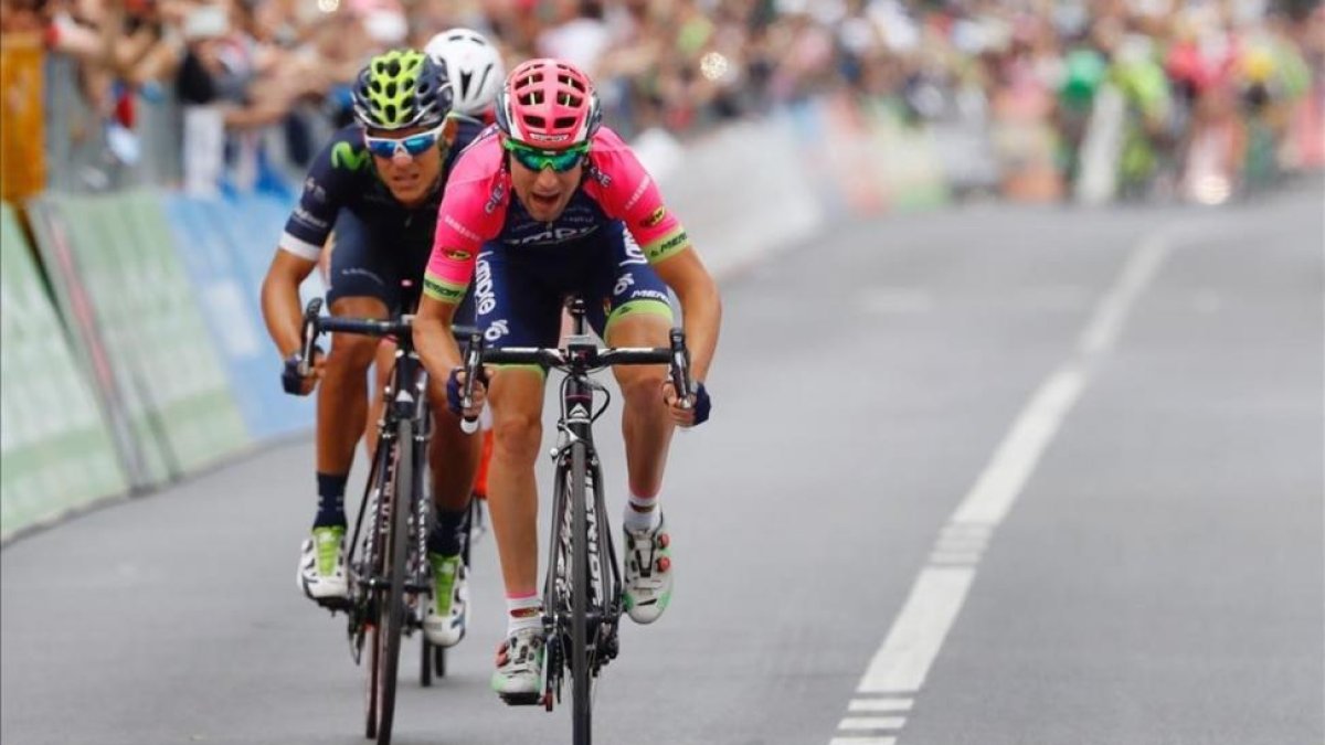 El italiano Ulissi triunfa ante Amador y el líder Jungels, que dio una lección de valentía.-AFP / LUK BENIES