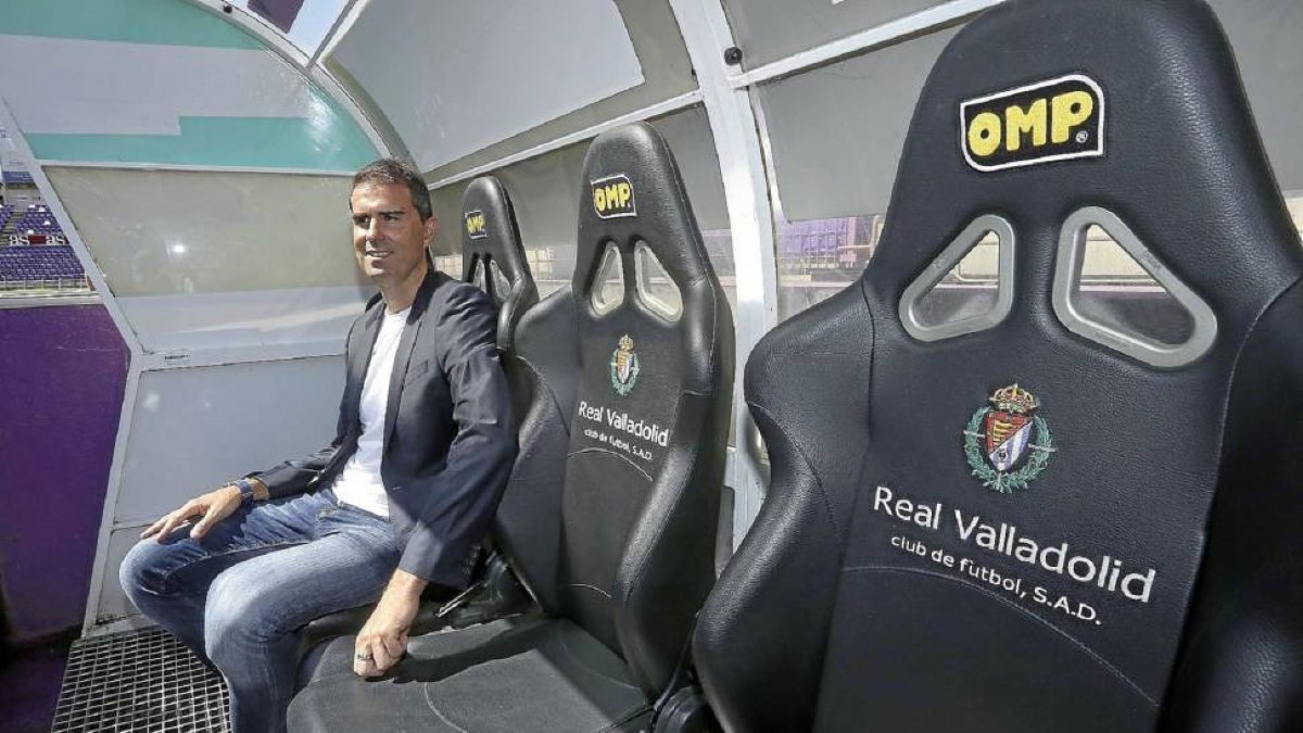 El flamante entrenador del Real Valladolid posa en su nuevo lugar de trabajo: el banquillo de Zorrilla.-Balcaza