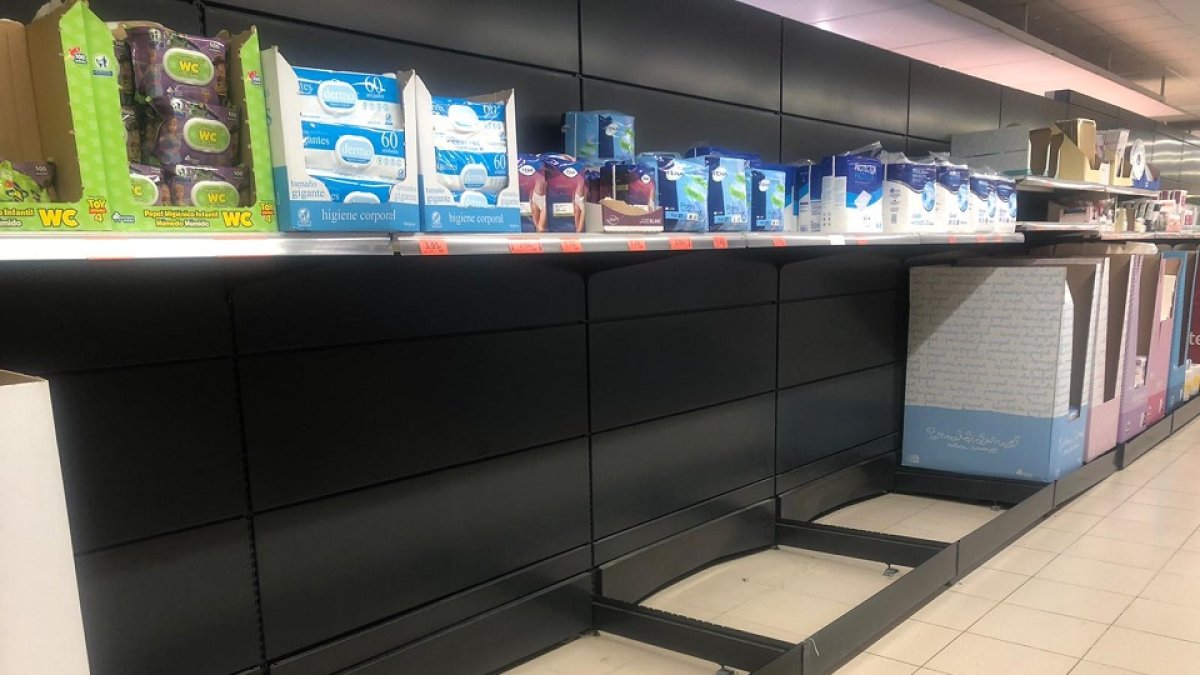 Lineal del papel higiénico vacío en el Mercadona de La Flecha en Valladolid