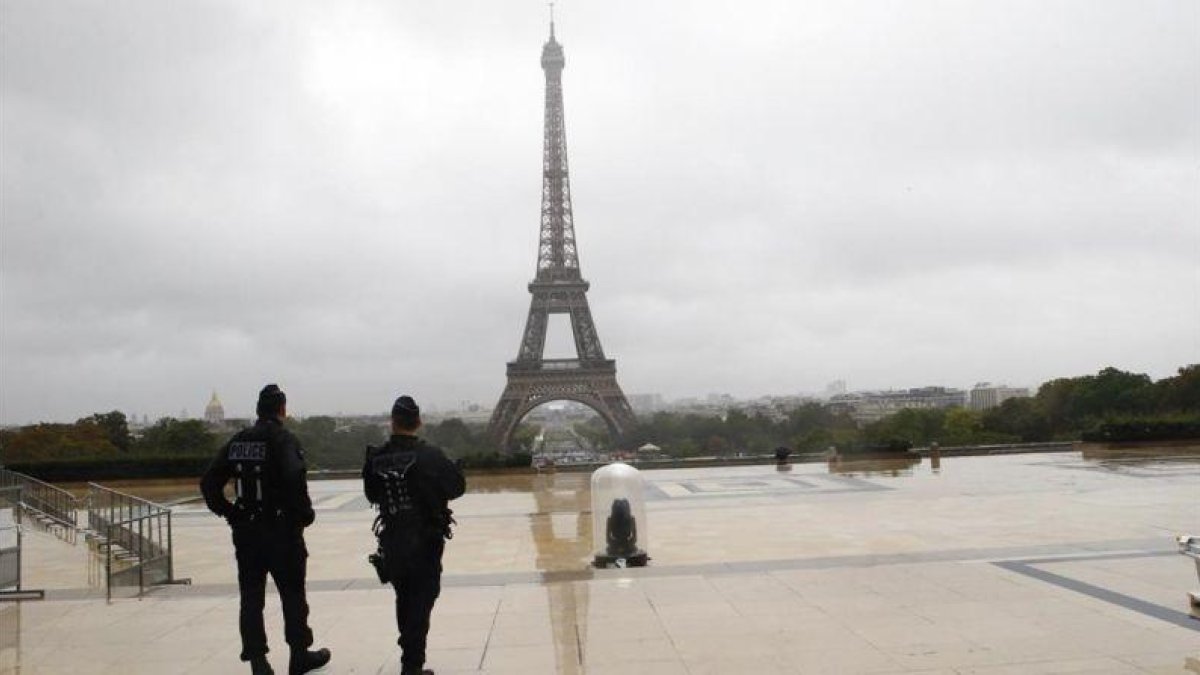 Policías patrullan en la plaza Trocadero, en las inmediaciones de la Torre Eiffel, en París.-AP / FRANCOIS MORI