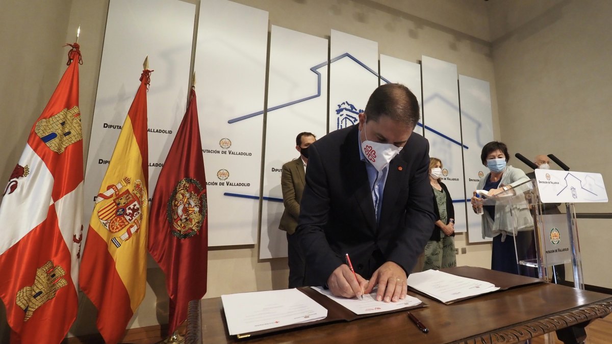 El presidente de la Diputación de Valladolid firma las adendas a los convenios. - ICAL