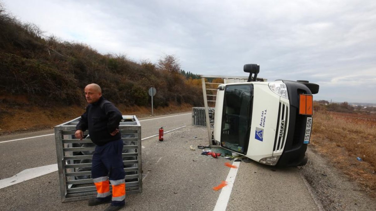 Un camión con mercancías peligrosas sufre un accidente en la N-120 en la localidadd e Toral de los Vados (León).-CÉSAR SÁNCHEZ / ICAL