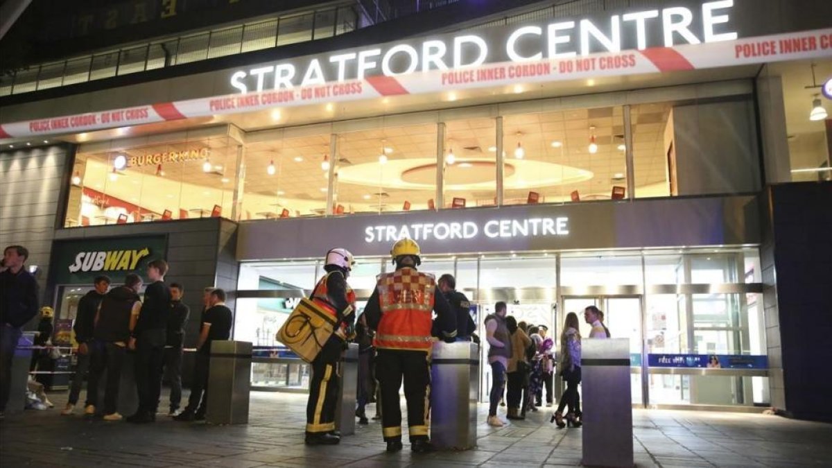 Servicios de emergencia en el centro comercial de Stratford, este sábado.-AP