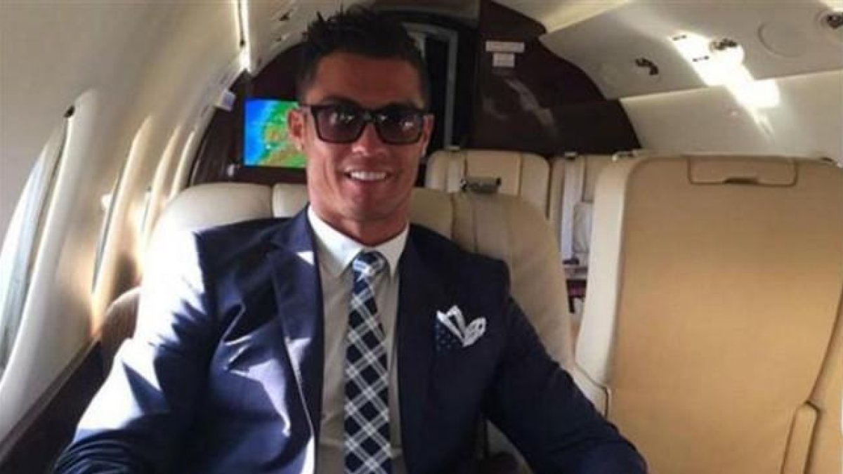Cristiano Ronaldo posa en su nuevo avión privado.-