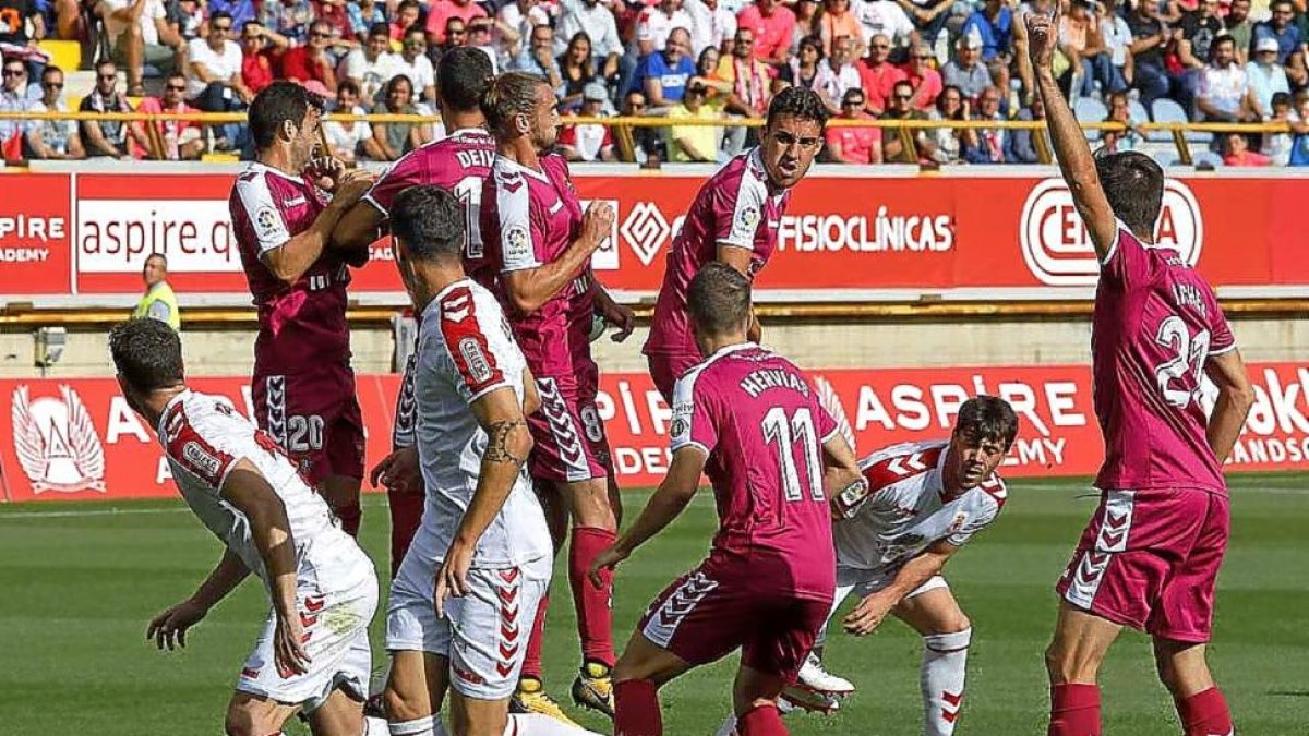Momento del partido de Liga disputado en el Reino de León que finalizó con empate a cuatro.-MARCIANO PÉREZ /DIARIO DE LEÓN