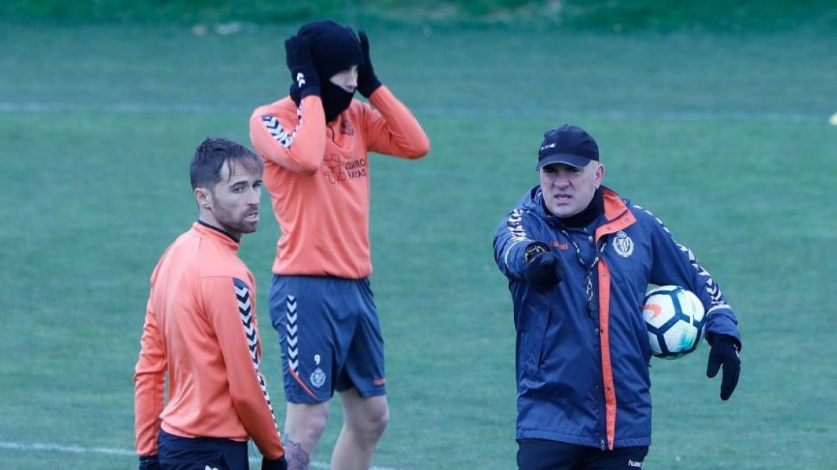 Míchel pasa al lado de Luis César, durante el entrenamiento de ayer.-J.M. LOSTAU