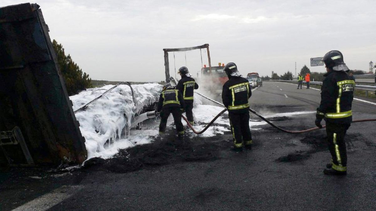 Incendio de un camión cargado de neumáticos en la A-231 en el Burgo Ranero (León)-ICAL