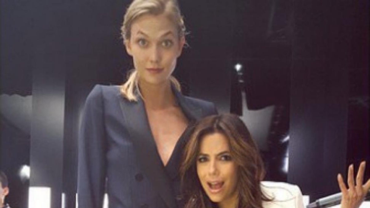 Eva Longoria y Karlie Kloss comparan sus piernas.-INSTAGRAM