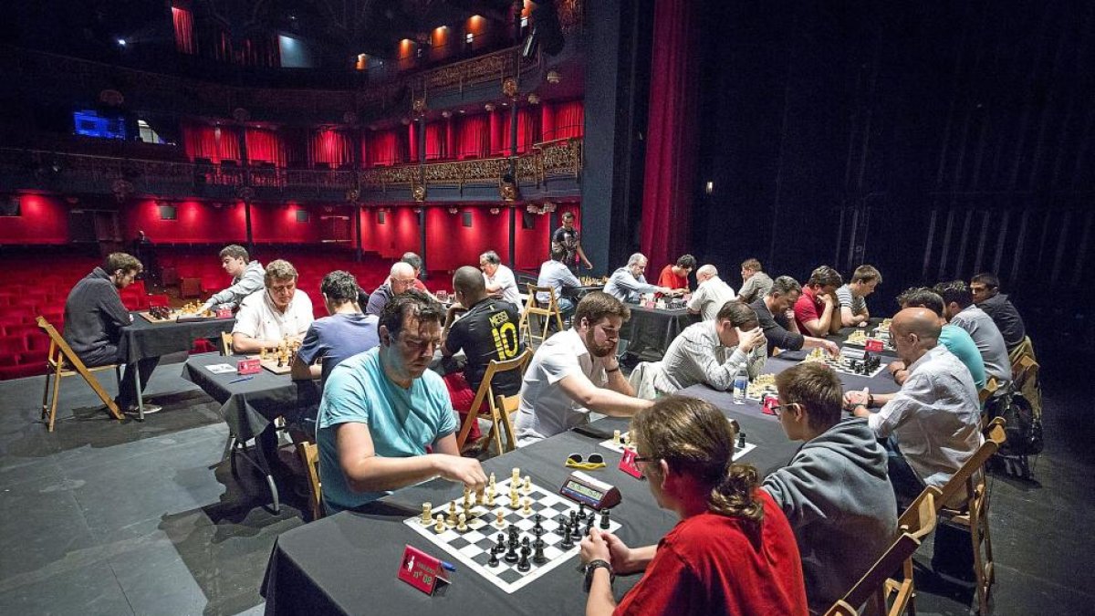 Partidas de ajedrez en el ‘VMemorial Sergio Sanz’, celebrado ayer en el Teatro Zorrilla.-MIGUEL ÁNGEL SANTOS