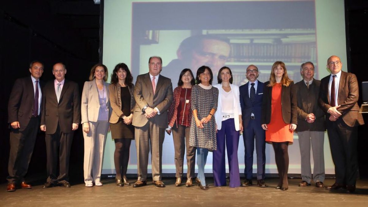 La Fundación Miguel Delibes y Tempos V presentan el Archivo Miguel Delibes. En la imagen, la presidenta de la Fundación, Elisa Delibes (C) junto a familiares, patrocinadores, autoridades y responsables de la creación del archivo.-ICAL
