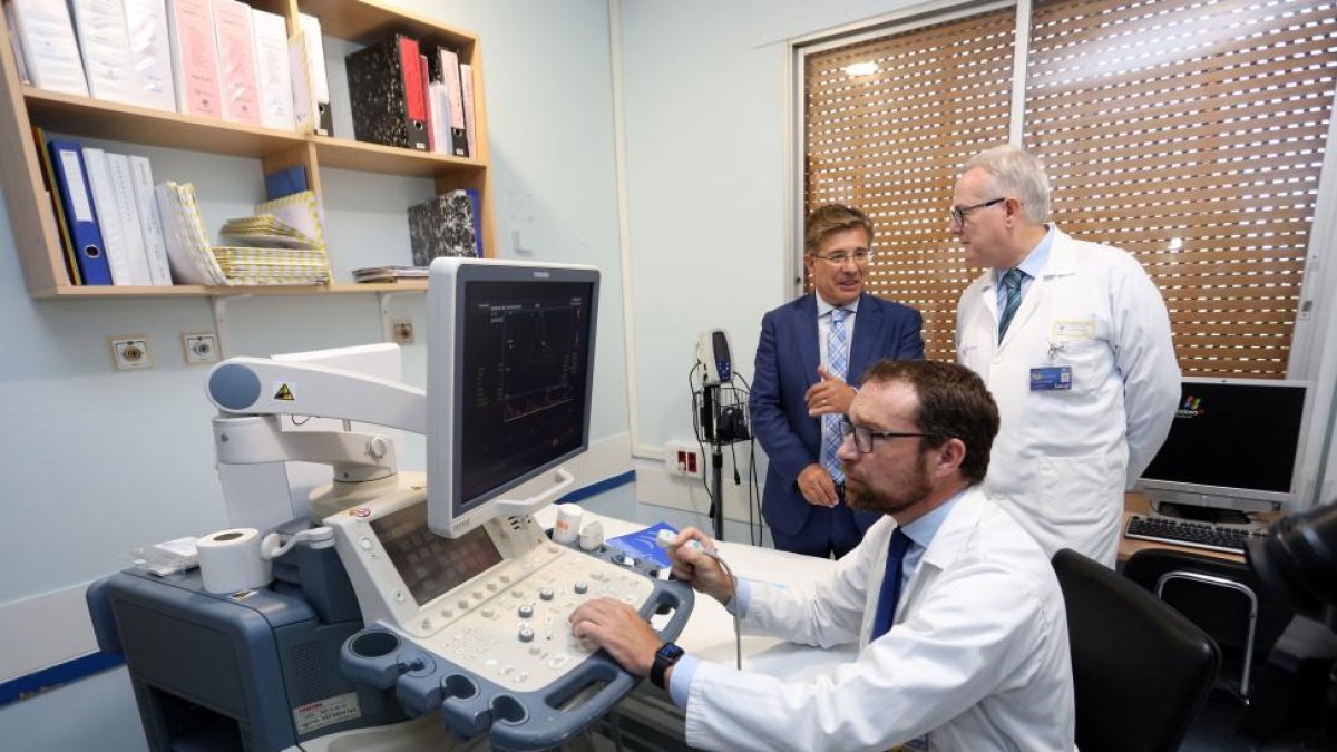 El gerente regional de Salud, Rafael López, visita la nueva Unidad de Ictus del Hospital Clínico Universitario de Valladolid.-ICAL