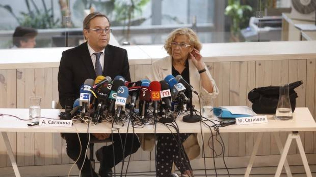 El líder del PSOE madrileño, Antonio Miguel Carmona, y la alcaldesa de Madrid, Manuela Carmena (Ahora Madrid), el pasado 12 de junio.-Foto: AGUSTÍN CATALÁN
