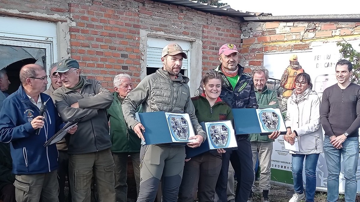 Los tres clasificados vallisoletanos para el campeonato autonómico de caza menor con perro, Miguel Santiago, Aurora Antolín y David Alonso. -Leonardo de la Fuente.