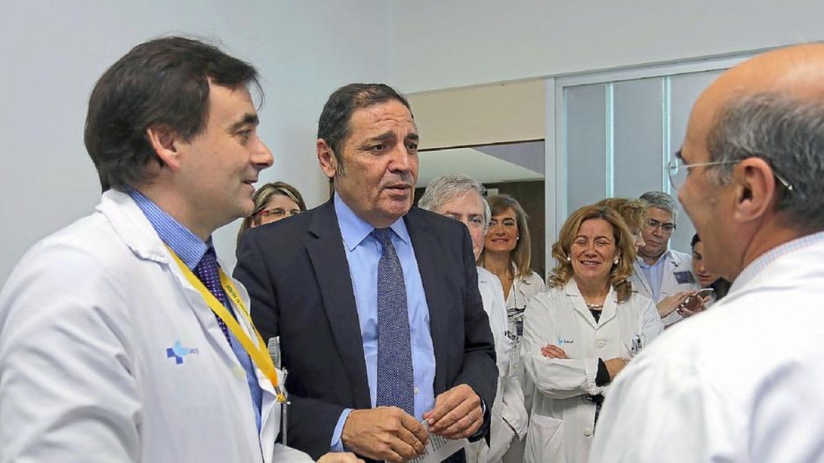 David Pacheco, responsable de la unidad de trasplante hepático, junto a Antonio Sáez Aguado, consejero de Sanidad, y el resto del equipo médico que participó en la intervención.-ICAL
