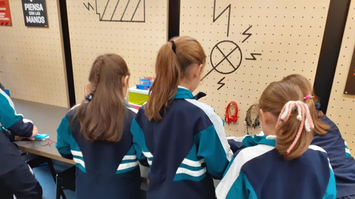 Alumnas del CRA Campos Góticos de Valladolid durante una actividad. E.M.