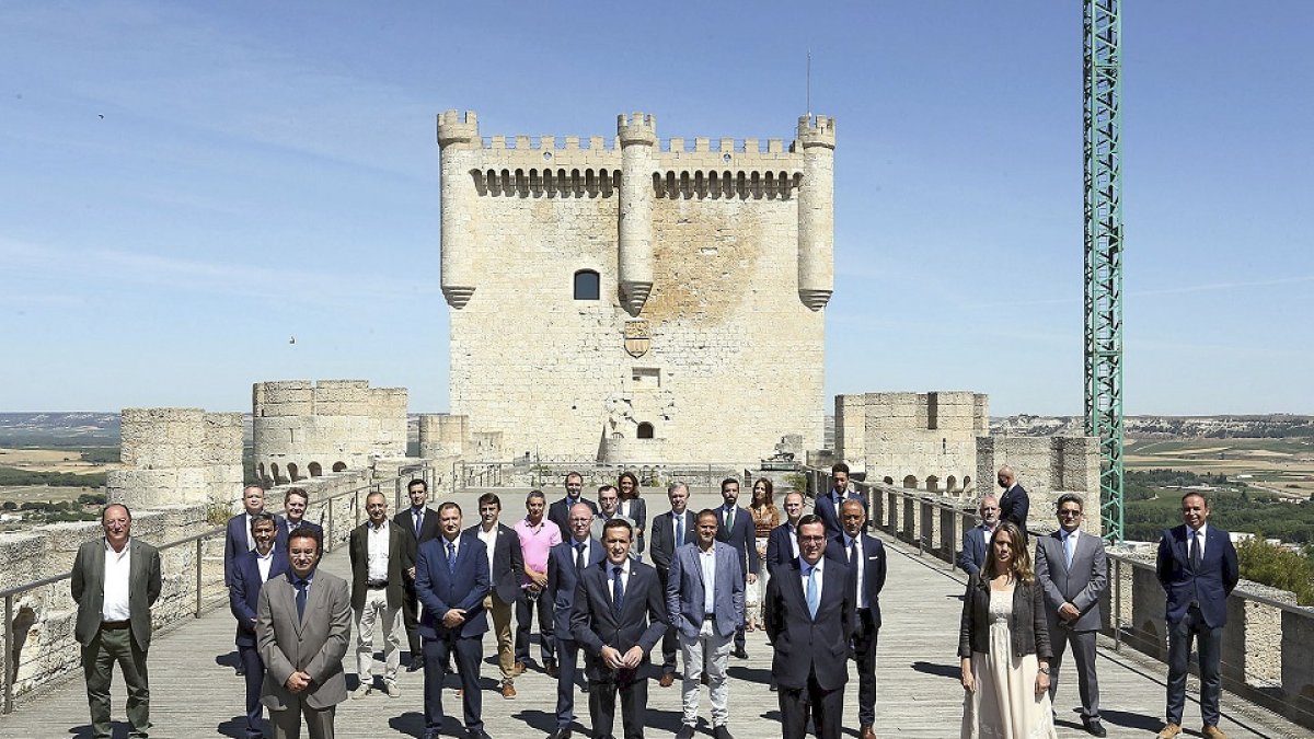 Foto de familia de los empresarios con Roberto Díez, Conrado Íscar, Antonio Garamendi y Angela de Miguel en primera línea y el Castillo de Peñafiel de fondo. E.M.