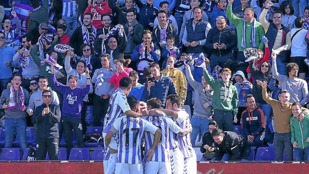 Jugadores blanquivioleta celebran un gol esta temporada en el estadio José Zorrilla.-PABLO REQUEJO