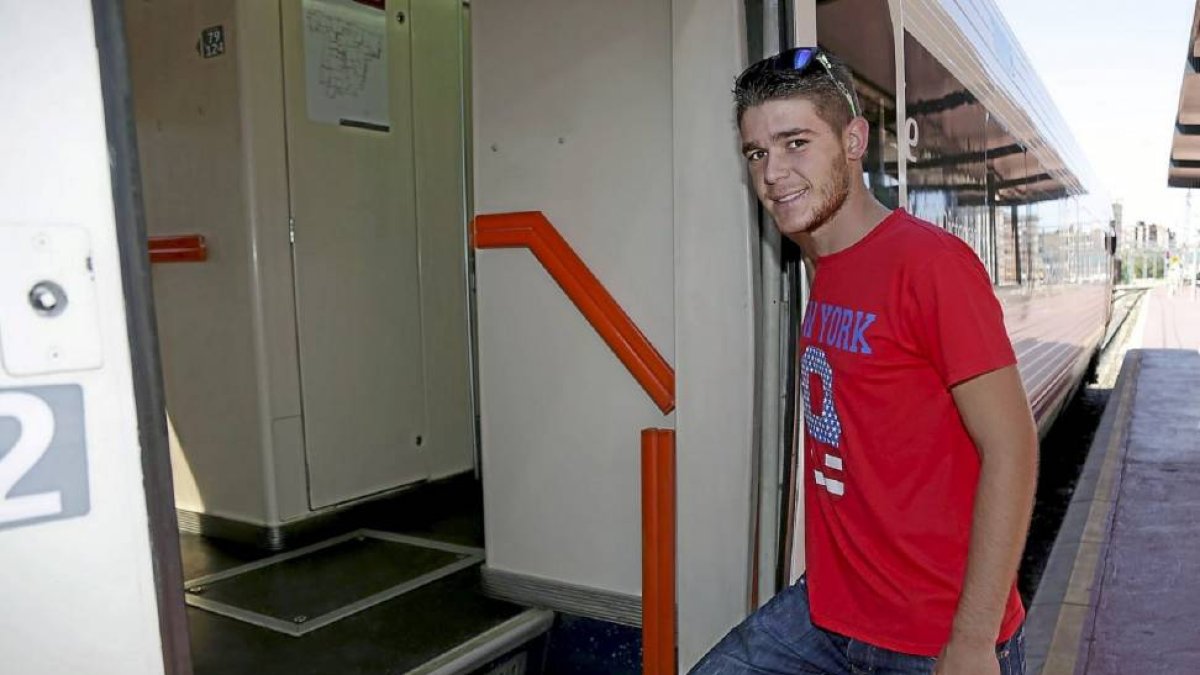 Mario Puertas realiza el gesto de subirse a un tren en la estación de Valladolid.-Alberto Mingueza