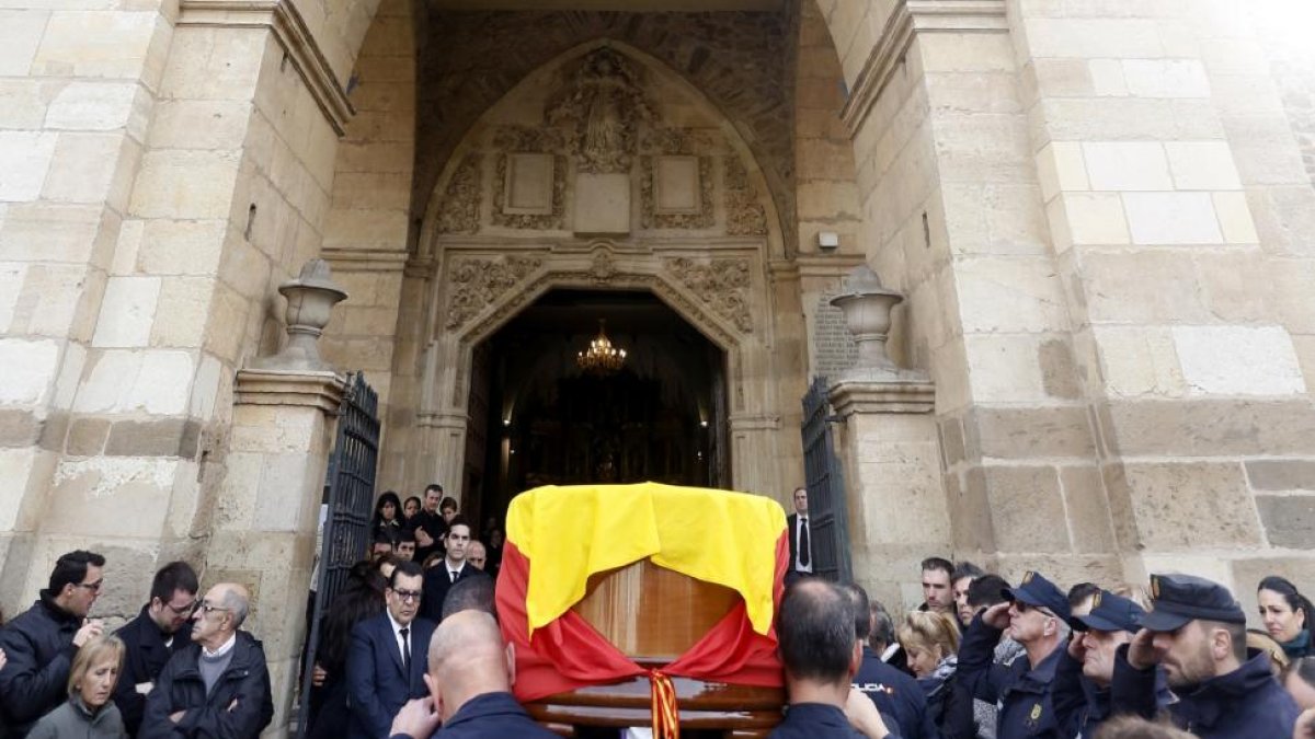 La Bañeza (León), localidad natal del policía Isidro Gabino San Martín, muerto en atentado terrorista en Afganistán acoge un funeral por su eterno descanso.-ICAL