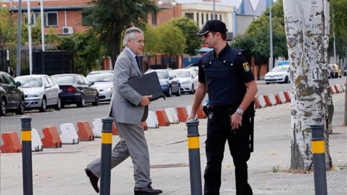 Miguel Blesa llega a la Audiencia Nacional en el inicio del juicio por las tarjetas 'black'.-JUAN MANUEL PRATS