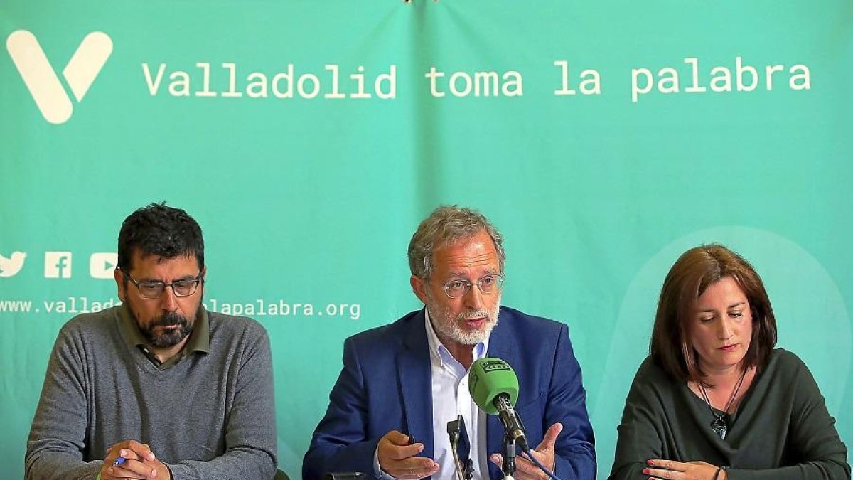 Alberto Bustos, Manuel Saravia y María Sánchez durante su comparecencia.-ICAL