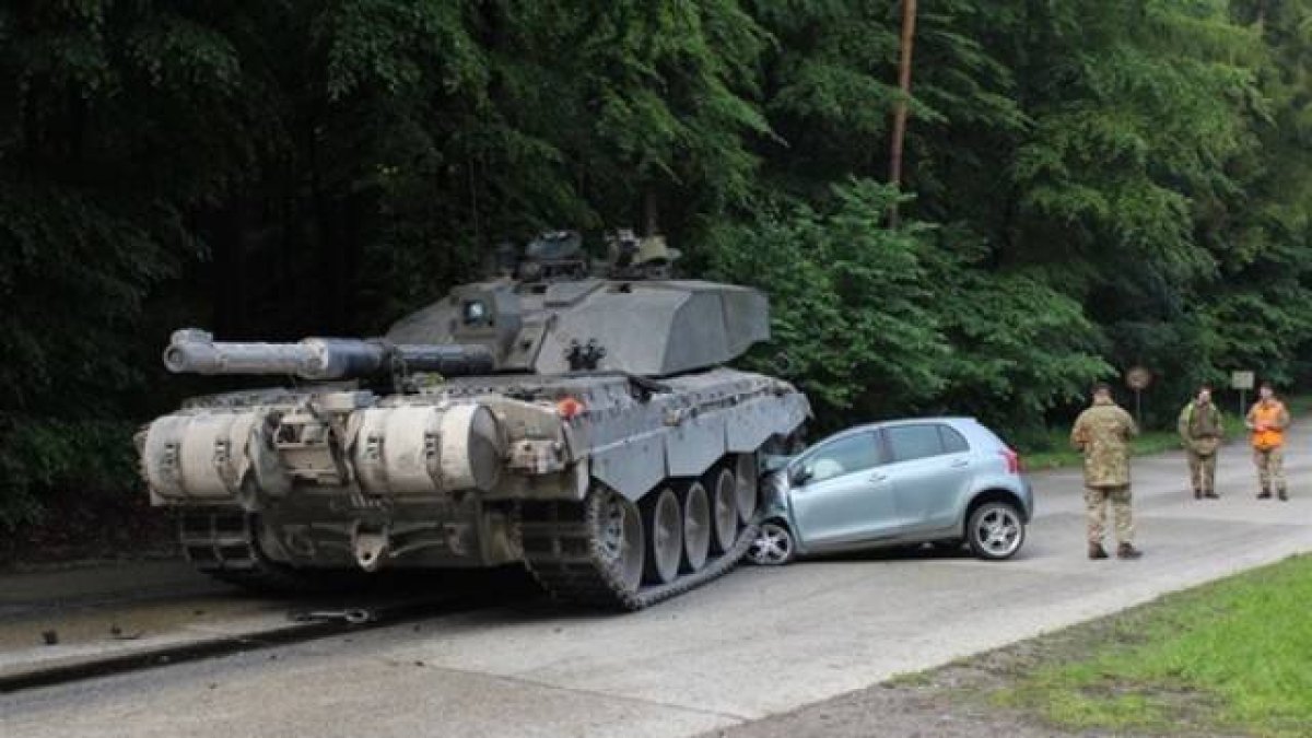 Imagen del accidente con el tanque distribuida por la policía de Lippe, Alemania.-