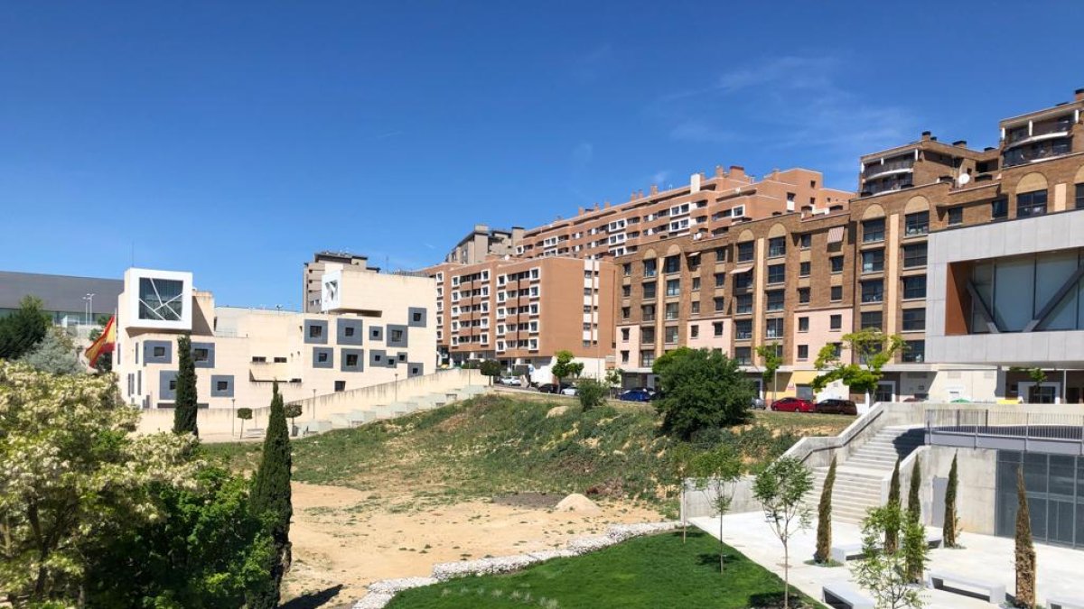 Parcela donde se ubicará el nuevo Espacio Joven anunciado por Puente, junto a la biblioteca de Parquesol. E.M.