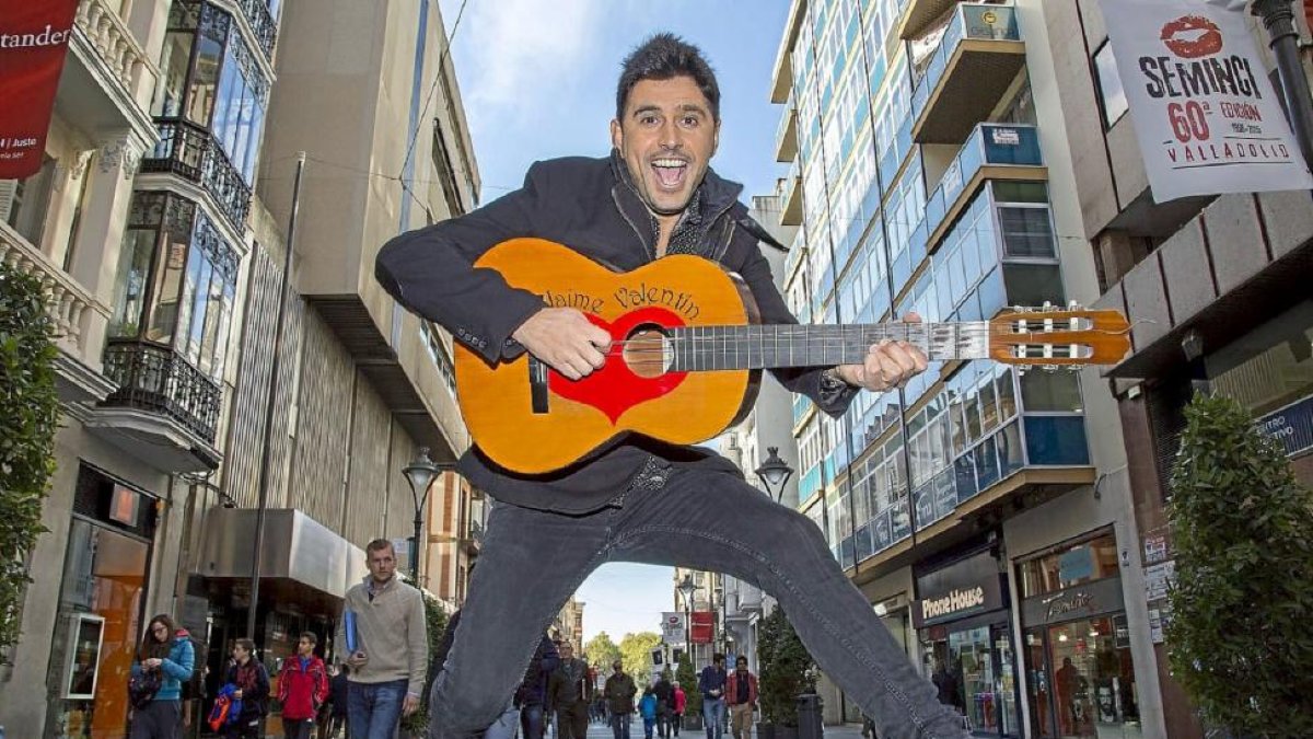 Jaime Valentín. Para este valdestillano, es «vital» estar rodeado de gente. Por eso no dudó ni un segundo en hacerse la foto en plena calle Santiago.-Photogenic