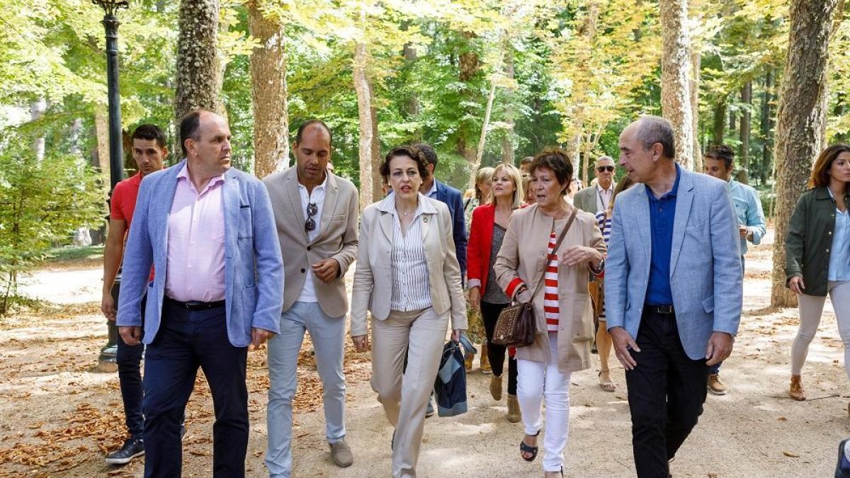 ministra de Trabajo, Migraciones y Seguridad Social en funciones, Magdalena Valerio (C), visita la Escuela Taller de jardinería y medio ambiente 'El Potosí'-ICAL
