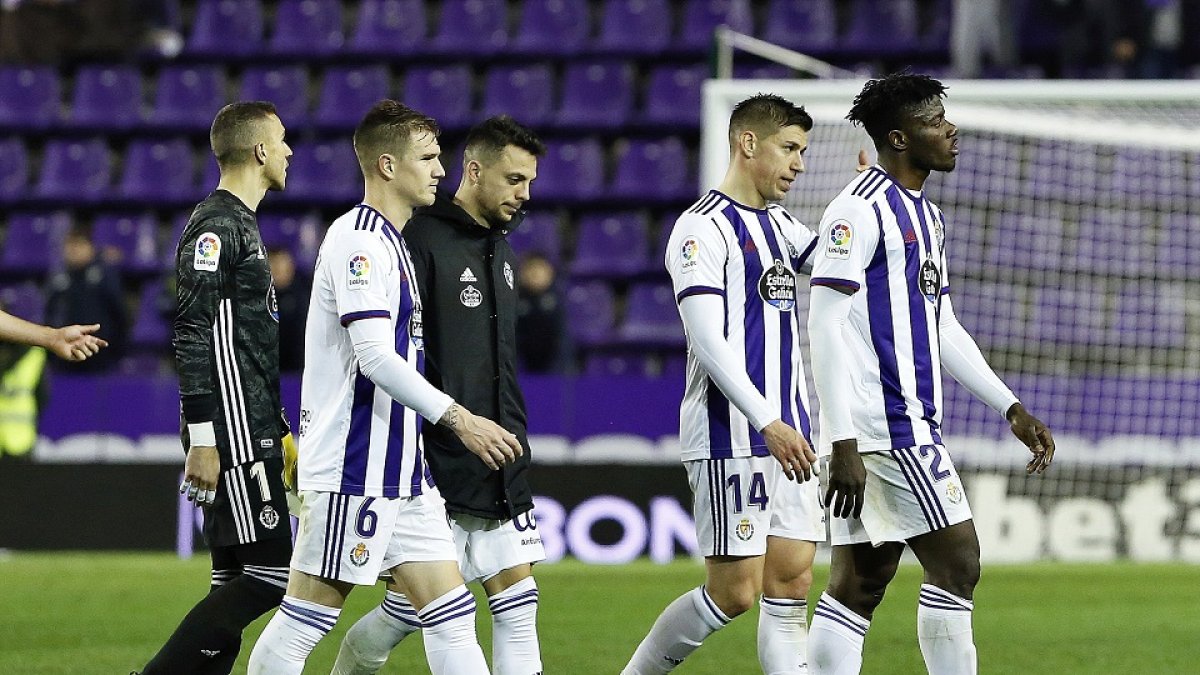 Masip, Carnero, Plano, Alcaraz y Salisu abandonan el campo tras el empate frente al Villarreal. J.M. LOSTAU