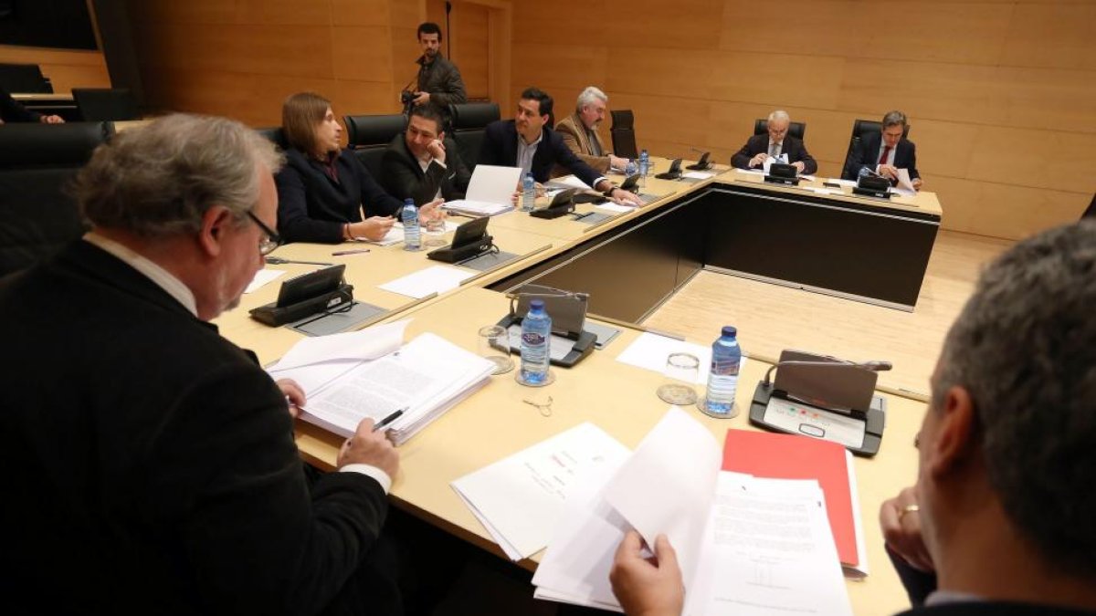 Comisión de investigación sobre el procedimiento de adjudicación de parques eólicos en Castilla y León. Asisten, Javier Izquierdo, José Francisco Martín, Pablo Fernández, Luis Mariano Santos, Raúl de la Hoz, José Ignacio Delgado y Juan José Sanz.-ICAL
