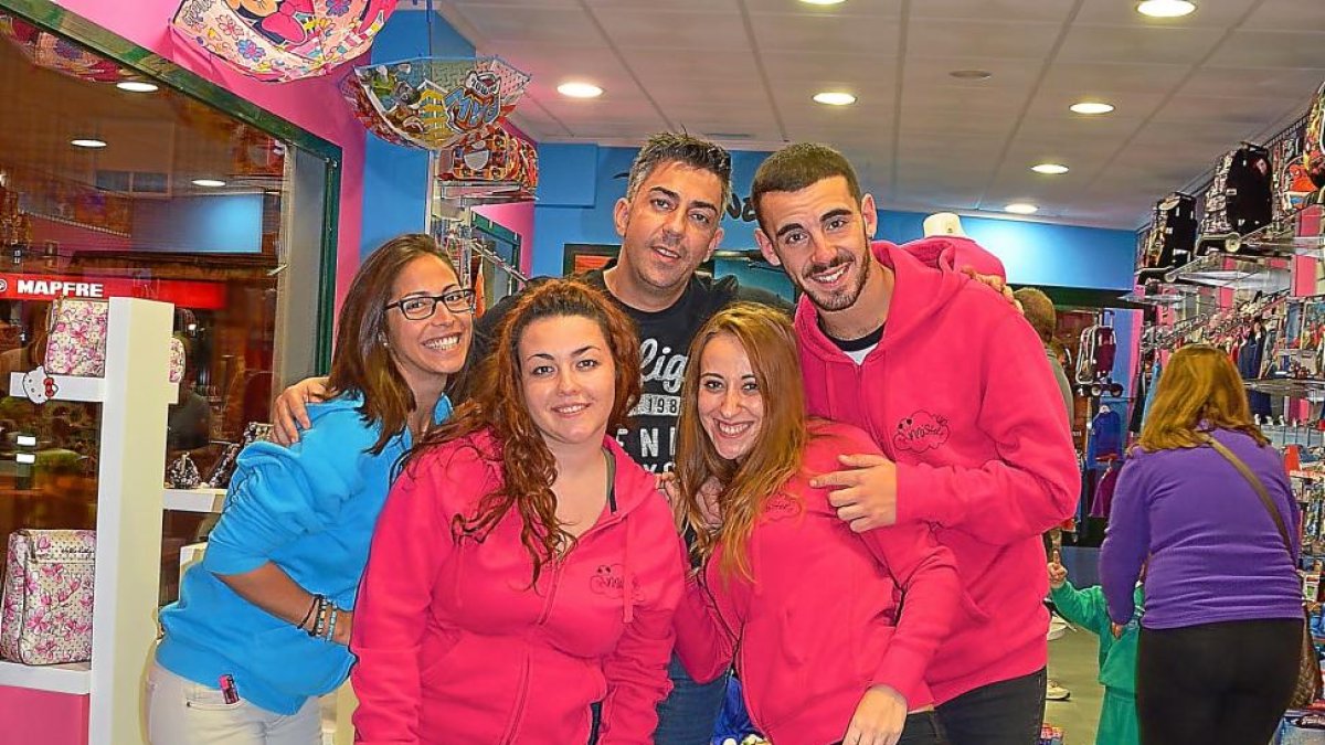 Alejandro Otero, en el centro, posa con parte del equipo que forma Minnistore.-E.M.