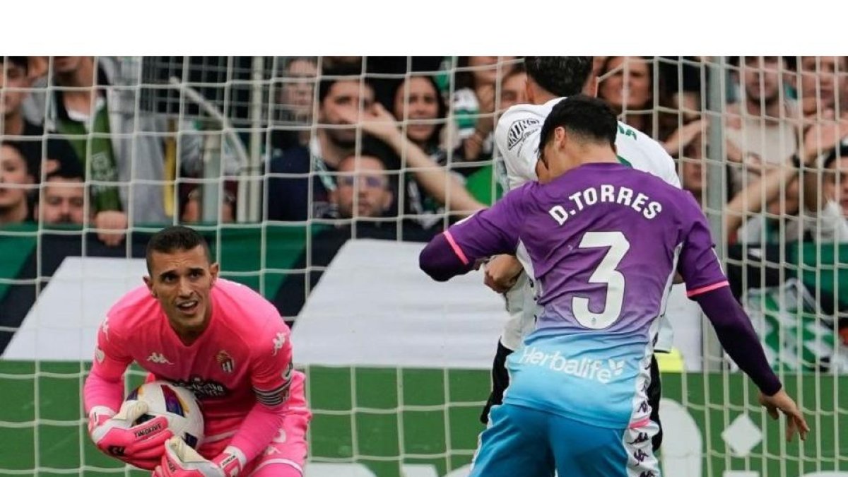 Masip atrapa el balón durante el último partido del Real Valladolid en El Sardinero. / LALIGA