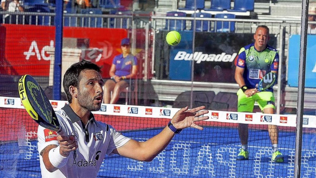Carlos Daniel Gutiérrez, tercer jugador en el ranking, se dispone a sacar con su rival Gabriel Reca esperando a recepcionar.-PABLO REQUEJO