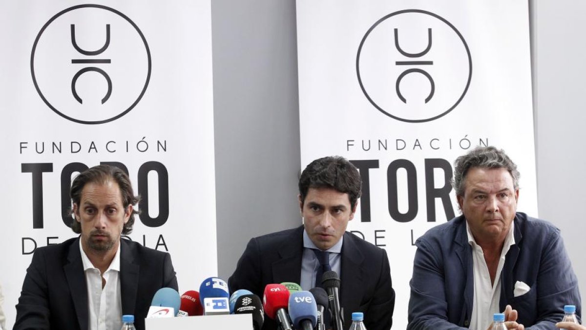 Rueda de prensa de la Fundación Toro de Lidia para dar a conocer las medidas que van iniciar por los comentarios ofensivos vertidos en redes sociales en torno a la muerte del torero Victor Barrio. En la imagen (I a D) el presidente de la Unión de toreros,-ICAL