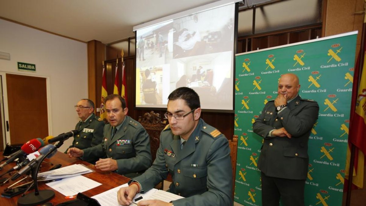 El teniente coronel de la Guardia Civil, Carlos Alonso Rodríguez, informa en rueda de prensa de la Operación Mediador Yuca por la que se ha detenido a 18 personas por la comisión de distintos delitos.-ICAL