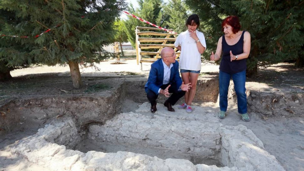 La excavación realizada en el marco del III Campo de Arqueología que se desarrolla en el Museo de las Villas Romanas de Almenara-Puras, propiedad de la Diputación, ha sacado a la luz una singular tumba que data del siglo V y destaca en el conjunto de la n-Ical