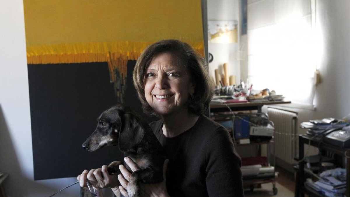 La pintora palentina Águeda de la Pisa ha obtenido el Premio Castilla y León de las Artes en su edición correspondiente a 2015. En la imagen en su estudio de Madrid después de conocer la noticia-ICAL