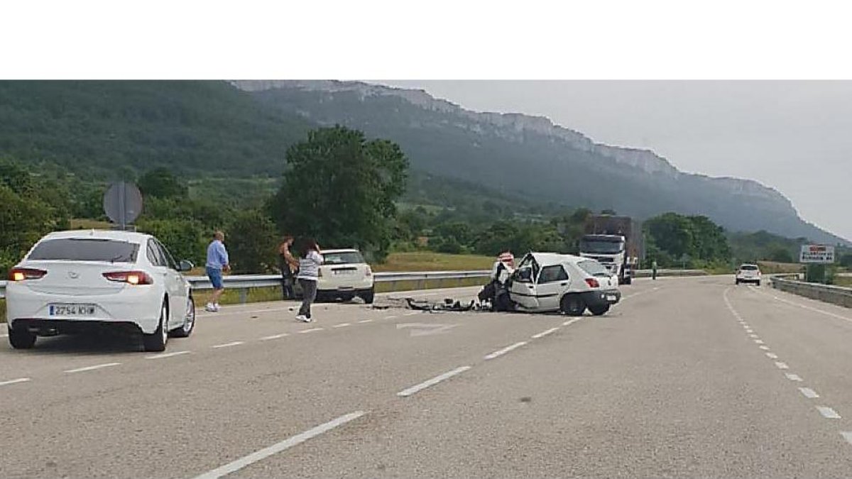 El accidente en la CL-629 a la altura de Merindad de Montija, en Burgos.-ECB