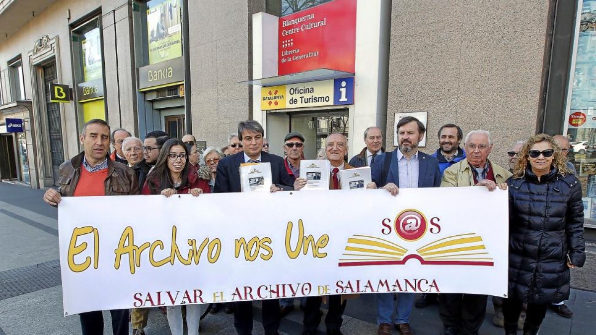 La Asociación Salvar el Archivo de Salamanca entrega las firmas en la Delegación del Gobierno de Cataluña en Madrid.-ICAL